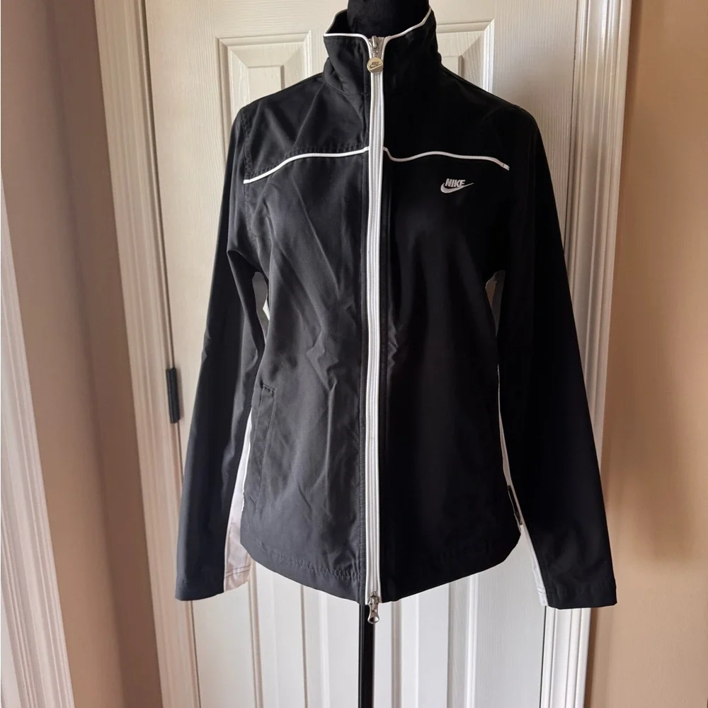 Nike Fit Dry Women's Black and White Utility Jacket
